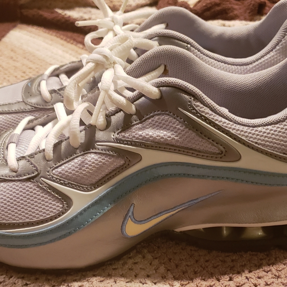 Womens sneakers.....excellent condition